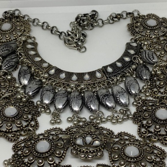 💋 Layered Silver Bib Necklace - Picture 4 of 7